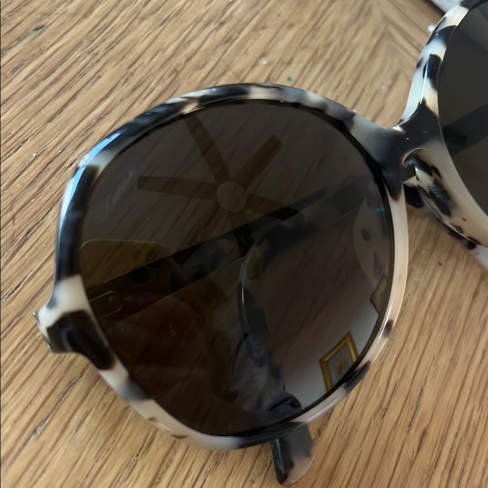 Gucci Tortoise Shell Sunglasses - Picture 4 of 8